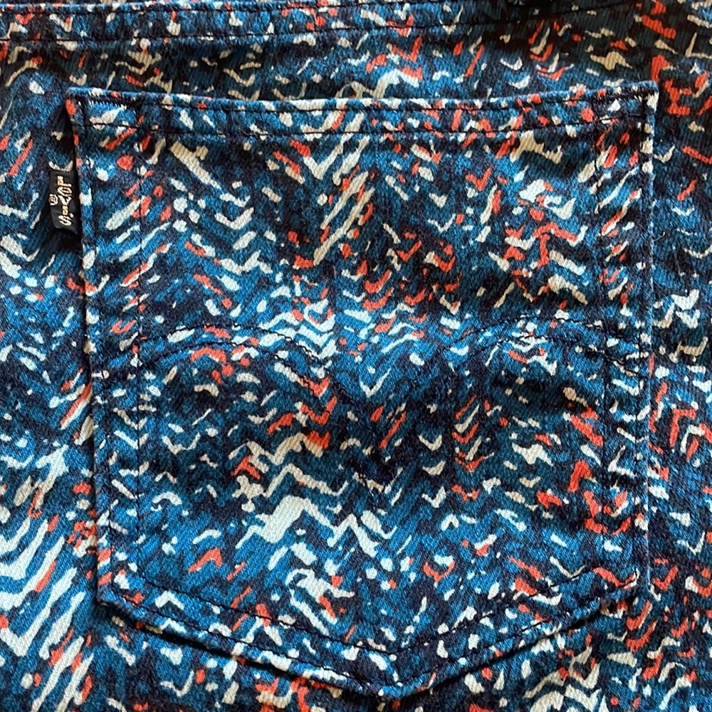 LEVI’S Pattern Jean Shorts (16) - Picture 6 of 7
